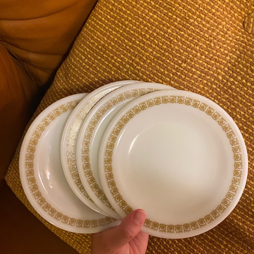 pyrex by corningware salad / appetizers plates set of 4
